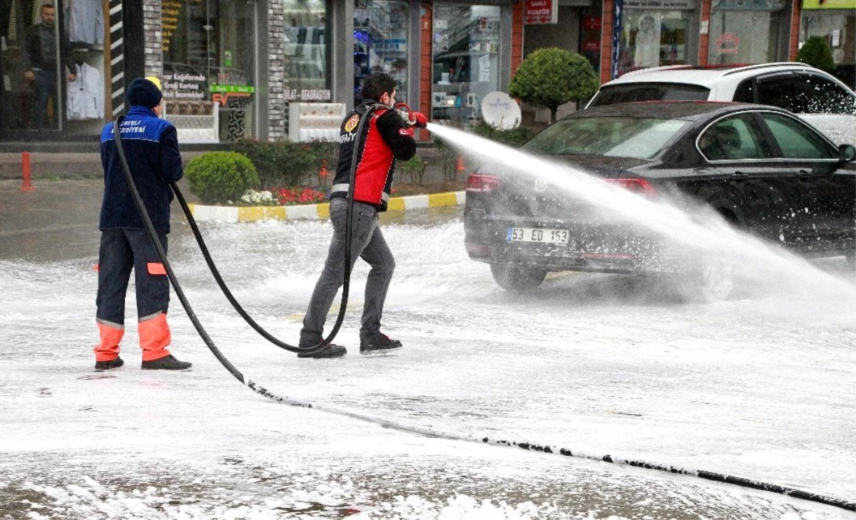 Rize\'de cadde ve sokaklar deniz suyu ile yıkanıyor