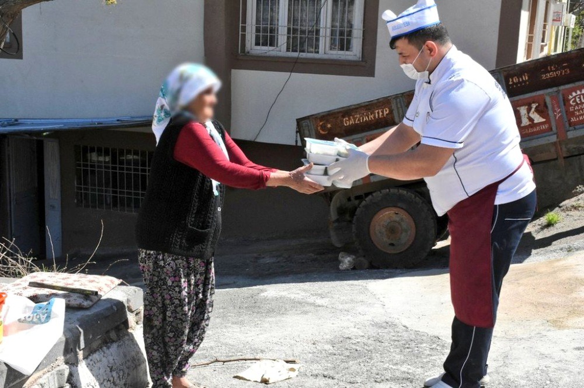 Şahinbey\'de 65 yaş üstü ihtiyaç sahiplerine yemek desteği
