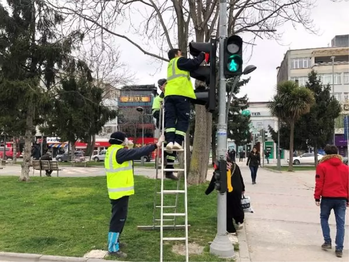 Sakarya\'da trafik ışıklarıyla \'evde kal\' çağrısı