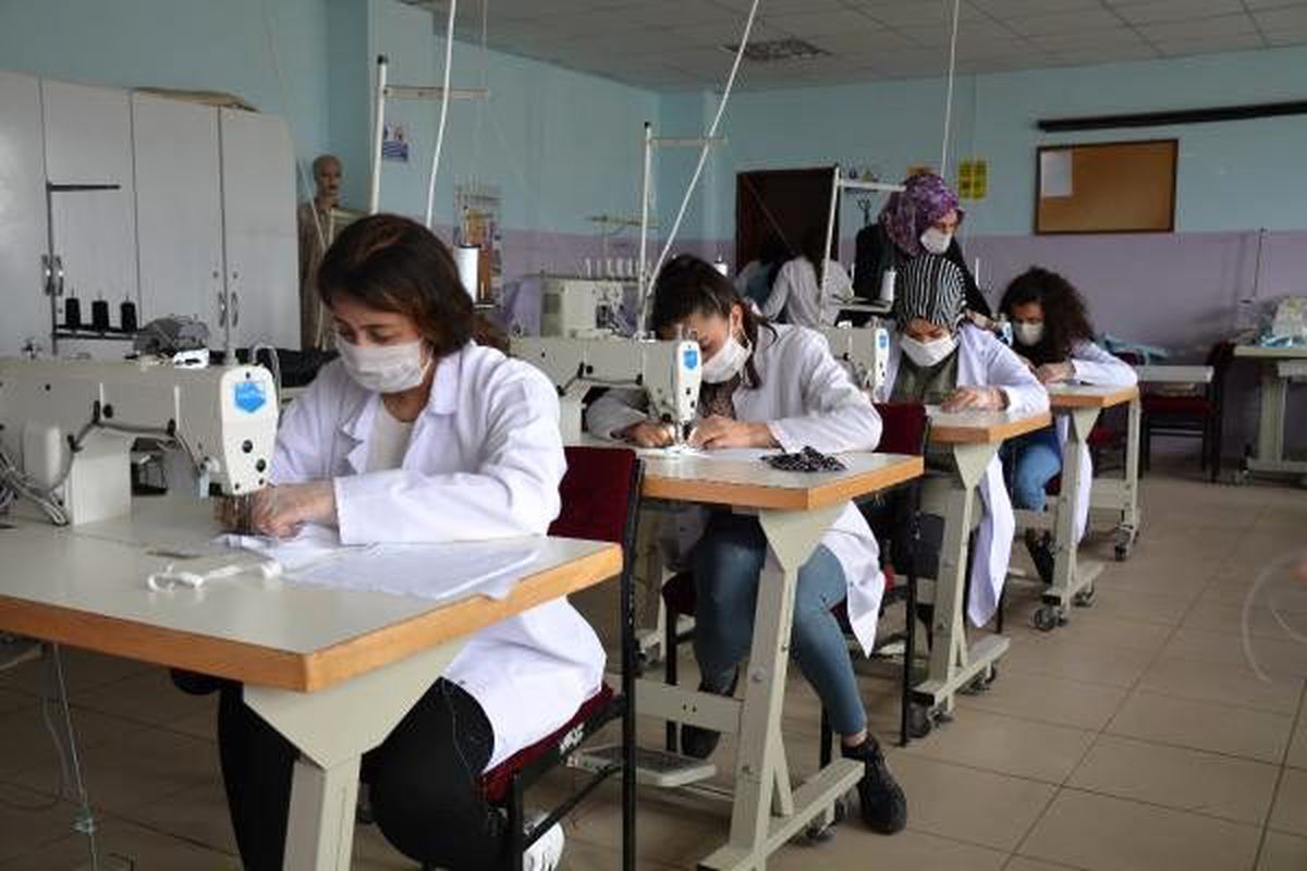 Silopi\'de liseliler maske üretimine başladı
