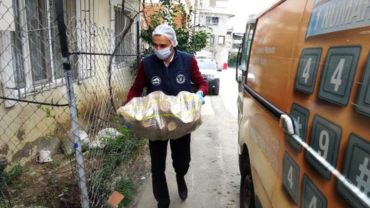 Sokağa çıkamayan çiftin yakacak odun ihtiyacı karşılandı