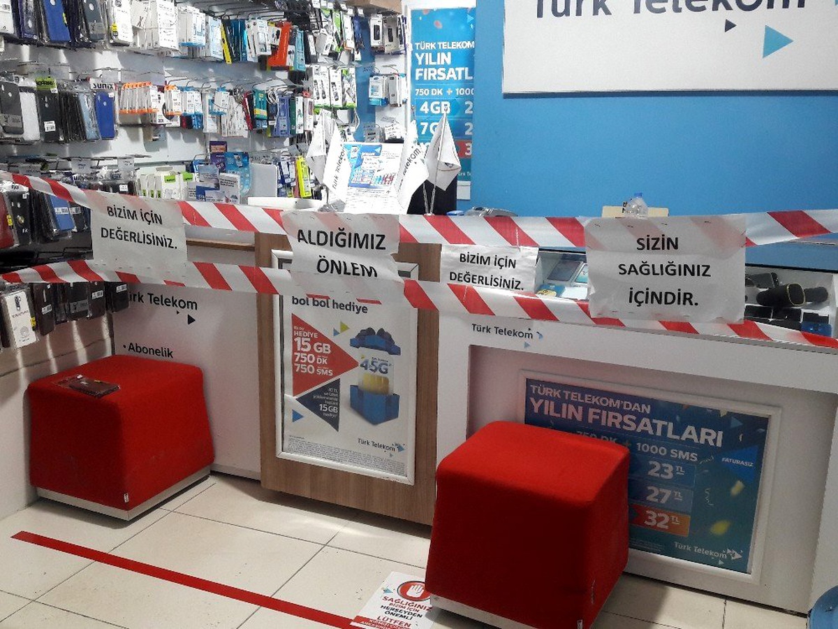 Telefon dükkanından müşterilere \'1 metre mesafe\' kuralı