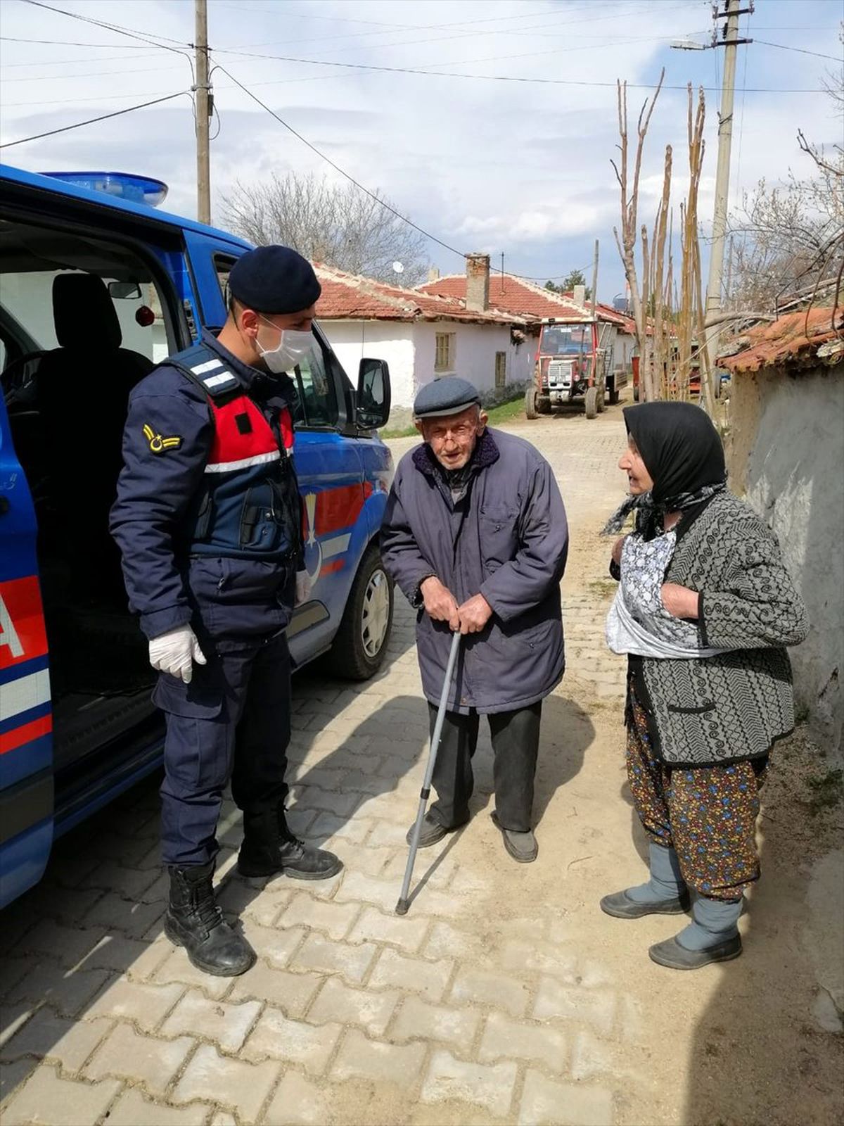 "Üzümler olunca da gelin" diyen Tevhide nine yalnızca hal hatır sorulmasını istiyor