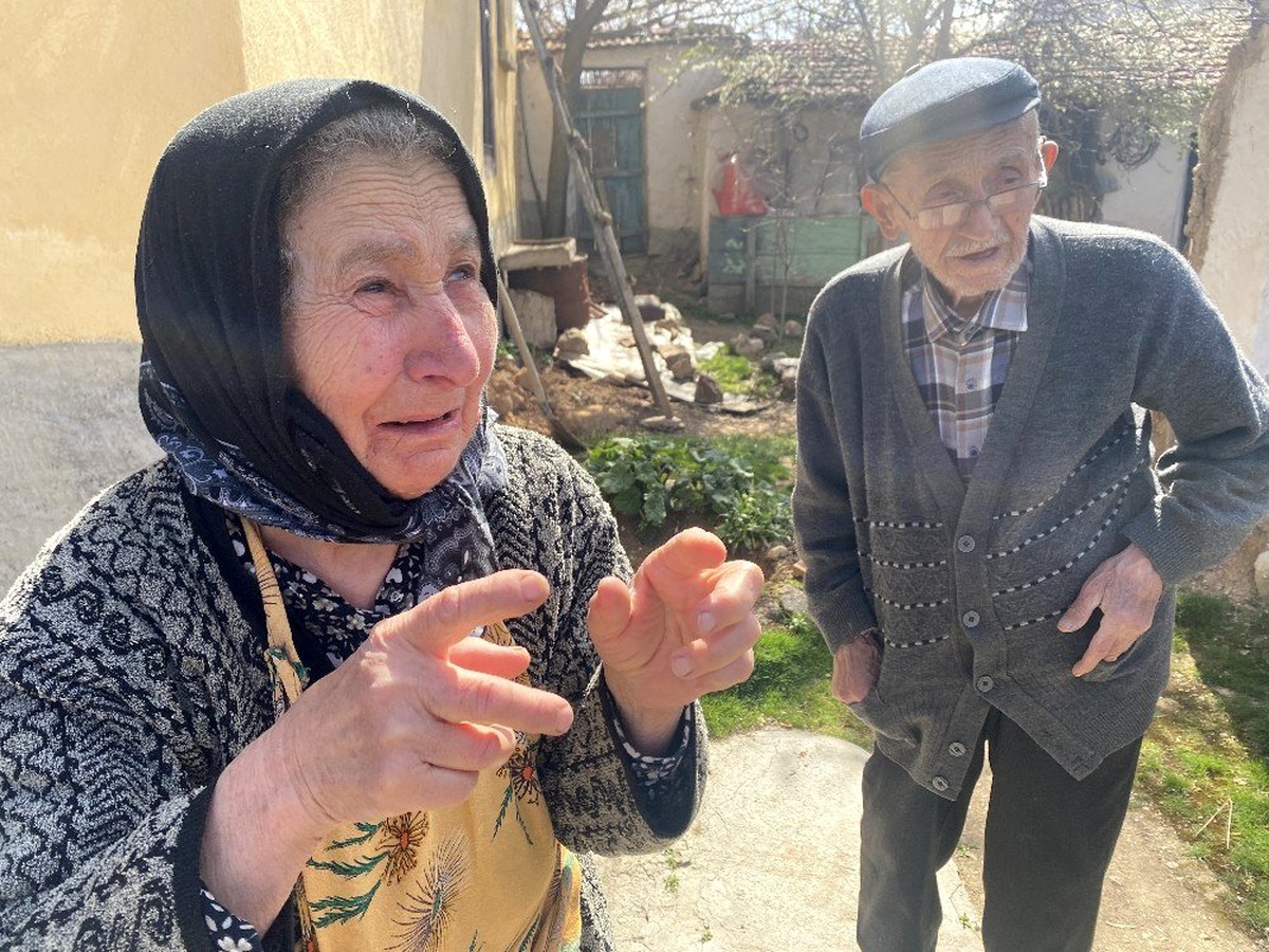 \'Üzümlerini\' paylaşacak çocuklarını bekliyor