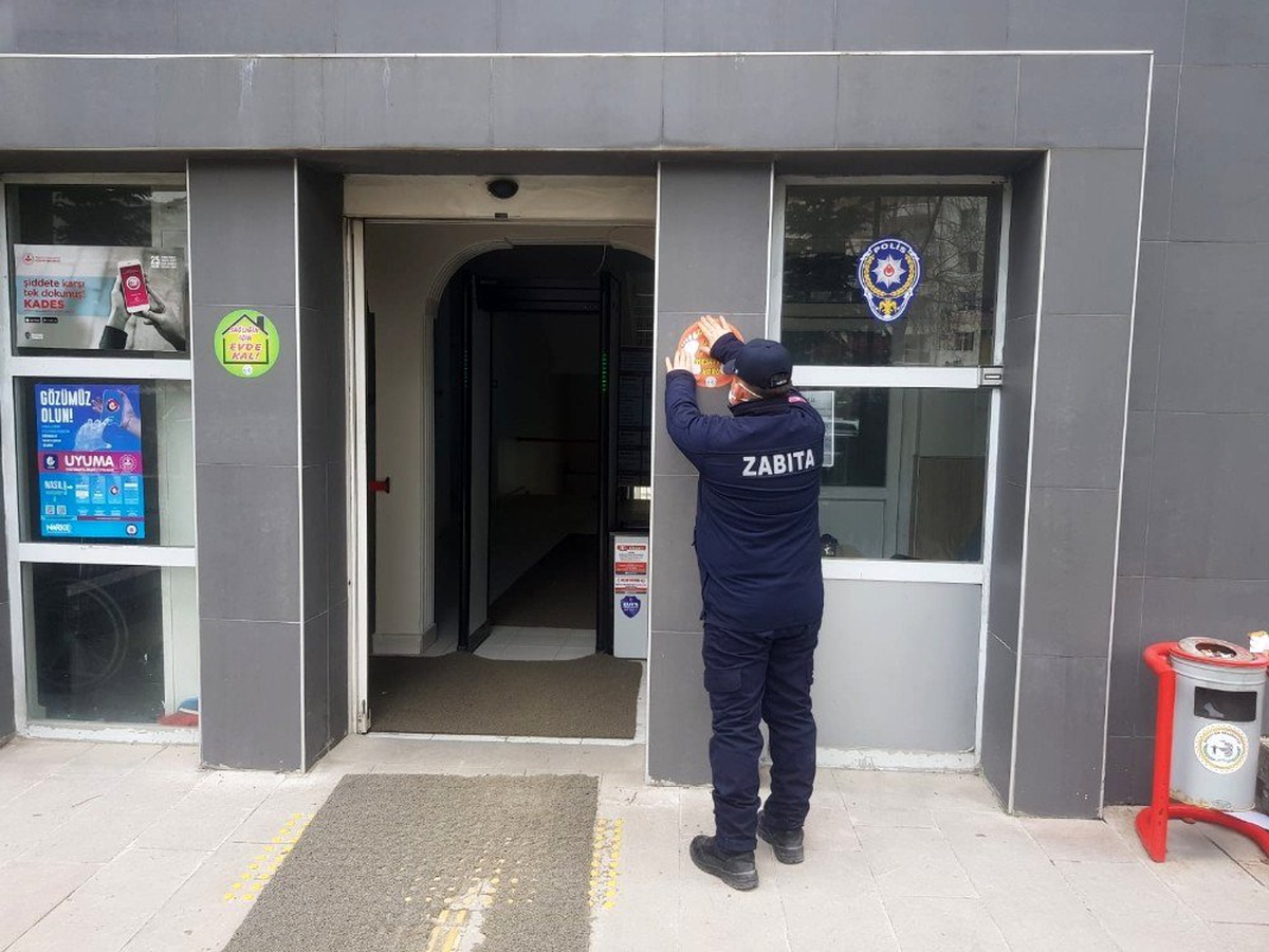 Vatandaşların yoğun kullandığı yerlere "Sağlığın İçin Evde Kal" etiketi yapıştırıldı