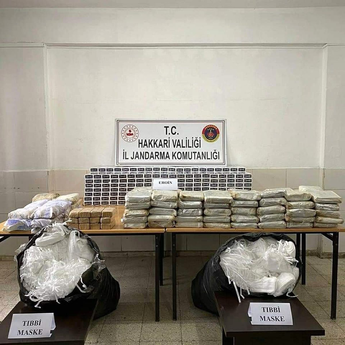 Yüksekova\'da 177 kilo eroin ile 10 bin adet tıbbi maske ele geçirildi