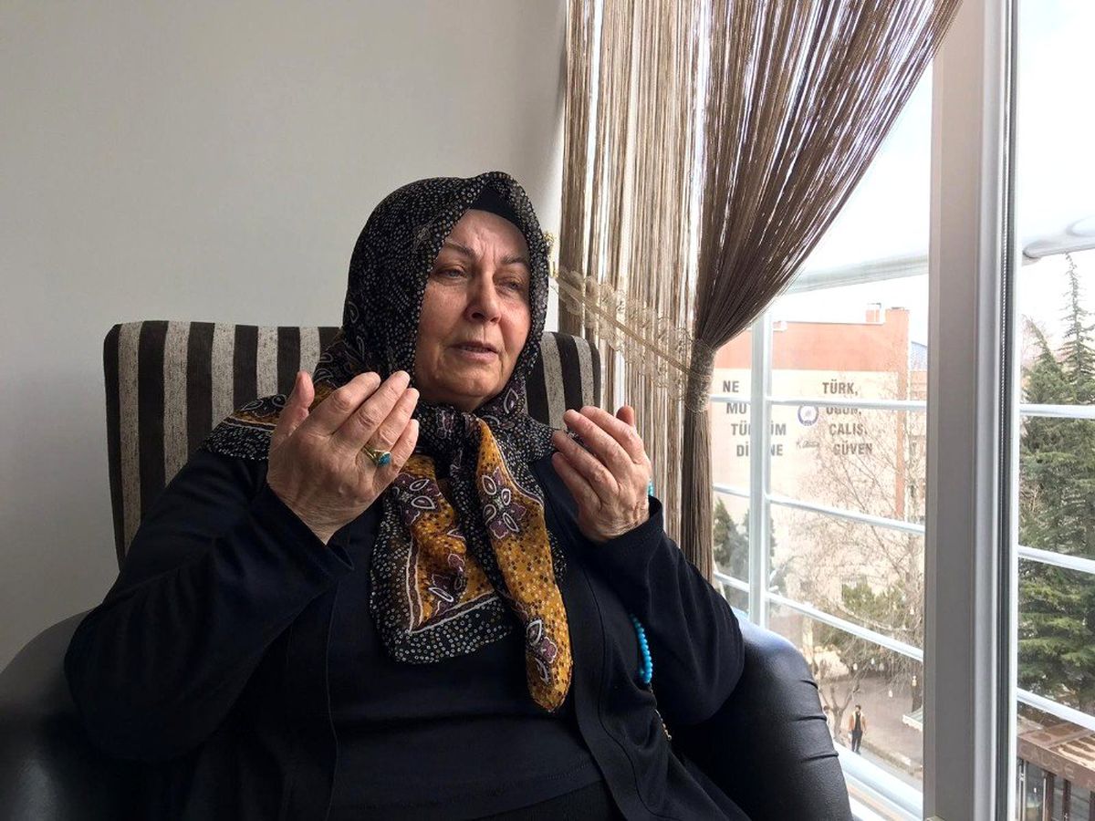 74 yaşındaki Müfide nine evinde kalarak örnek oluyor