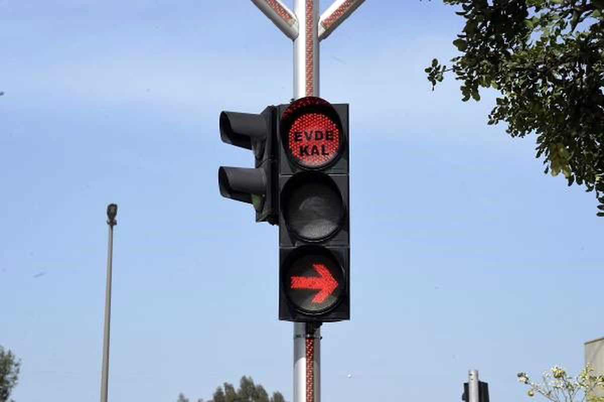 Adana\'da trafik ışıklarıyla \'evde kal\' çağrısı