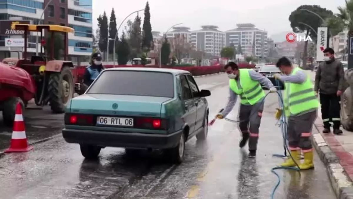 Alaşehir\'de ilçeye giriş yapan araçlar dezenfekte ediliyor, sürücülerin ateşi ölçülüyor