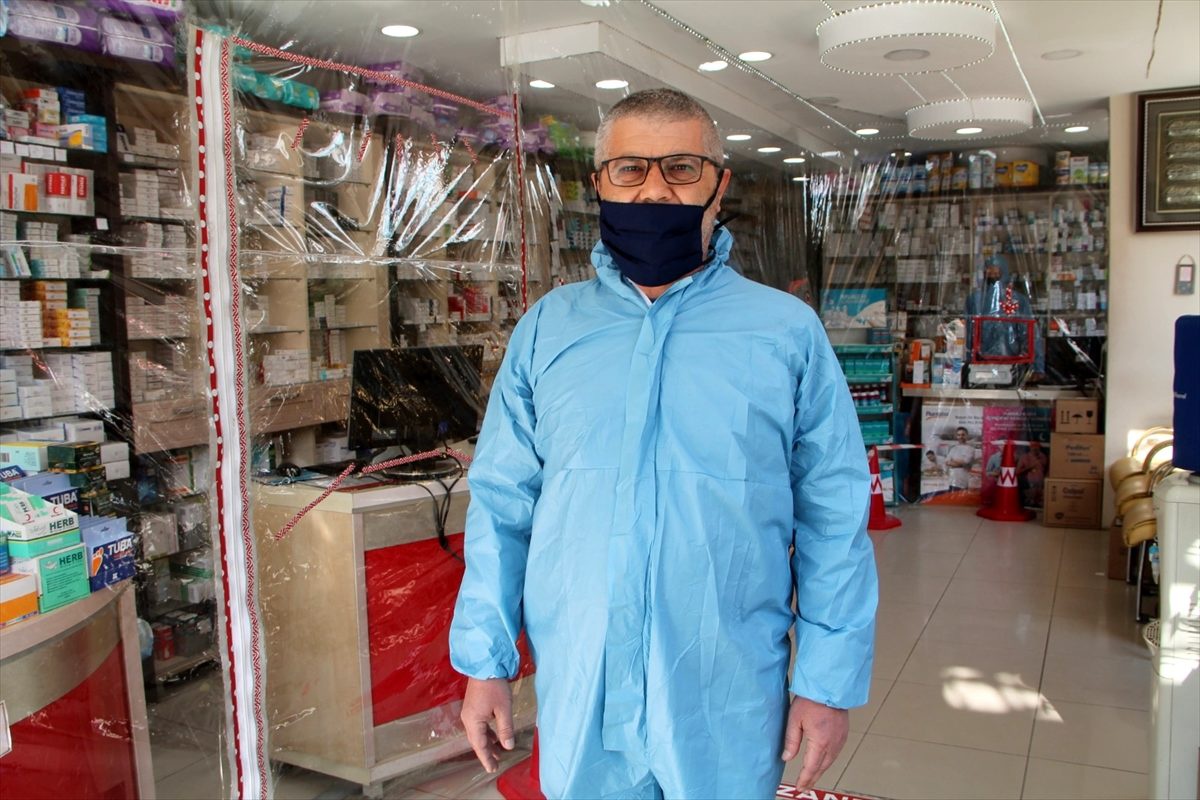 Amasya\'da eczaneden koronavirüse karşı asetatlı naylonla önlem