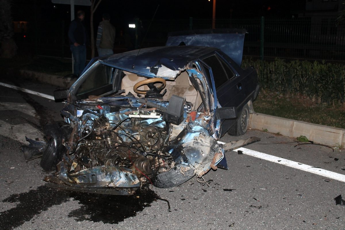 Antalya\'da otomobil ile tır çarpıştı: 2 yaralı