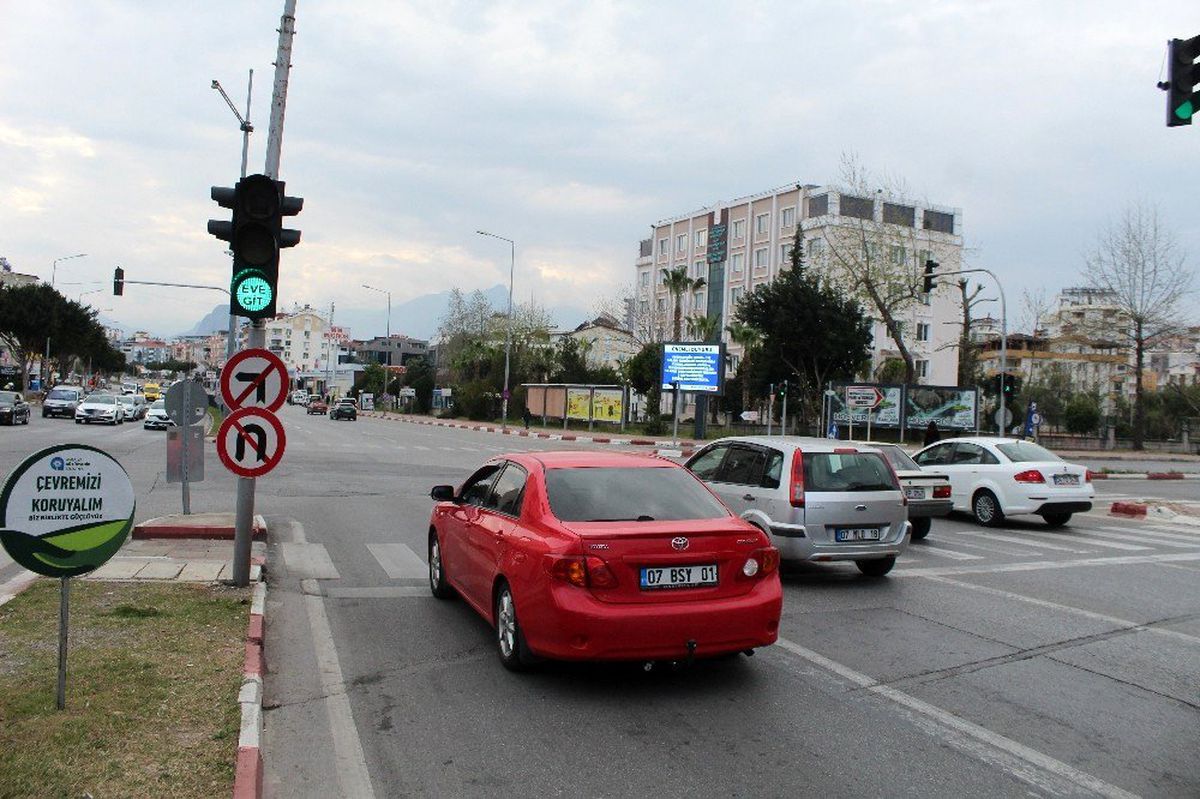 Antalya\'da sinyalizasyon işaretlerinden Korona uyarısı