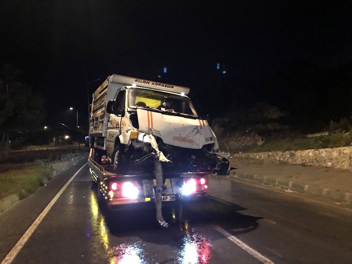 Aydınlatma direğine çarptı, aracını bırakıp kaçtı