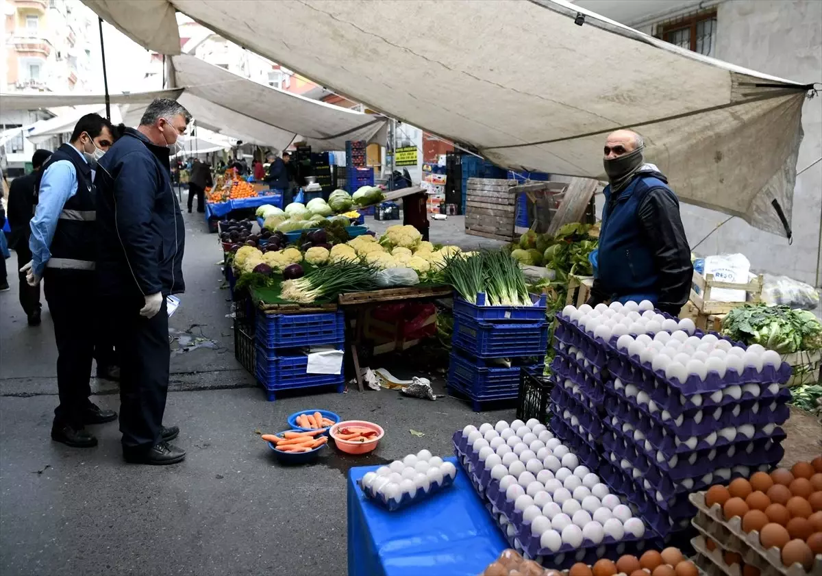 Bahçelievler\'de semt pazarlarının koronavirüs düzenlemesine uyup uymadığı denetlendi