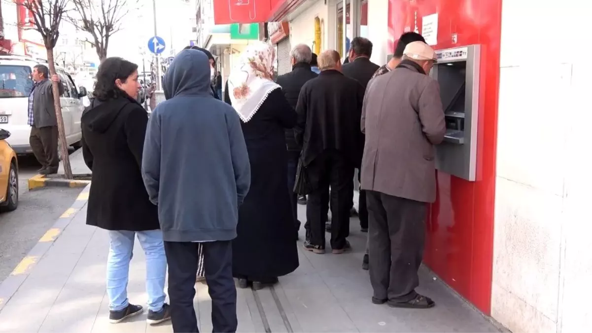 Banka önlerinde sosyal mesafeye uymadılar