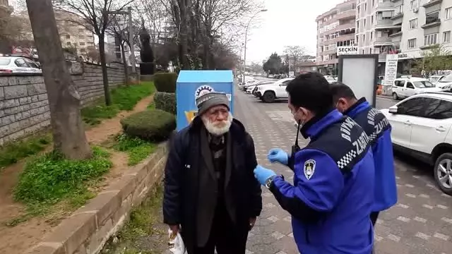 Barınma evine gitmek istemeyen yaşlıyı zabıta ekipleri ikna etti Son