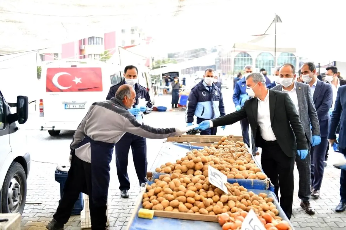 Başkan Çınar, maske ve eldiven dağıttı, uyarılarda bulundu