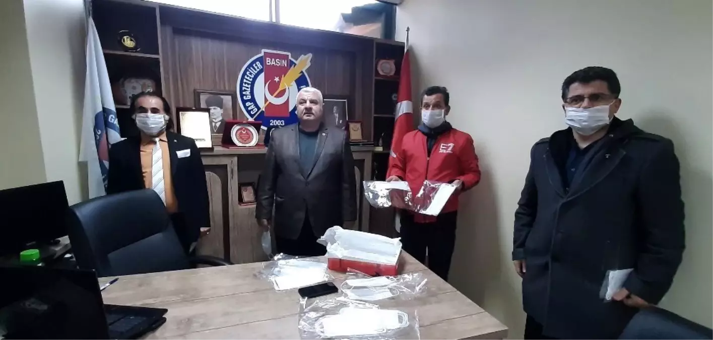 Başkan Kıymaz\'dan gazetecilere maske