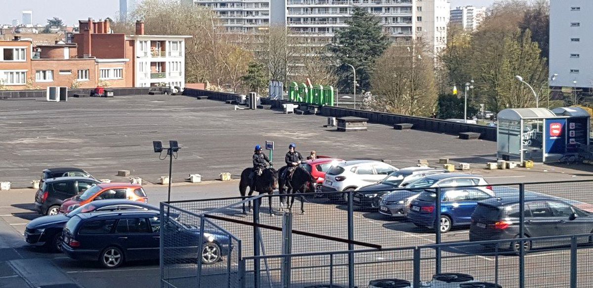 Belçika\'da atlı polislerden "korona" denetimi