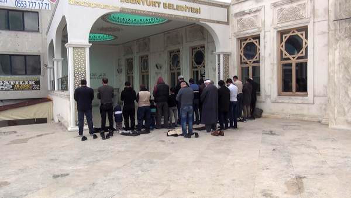 Cami avlusunda namaz kıldılar