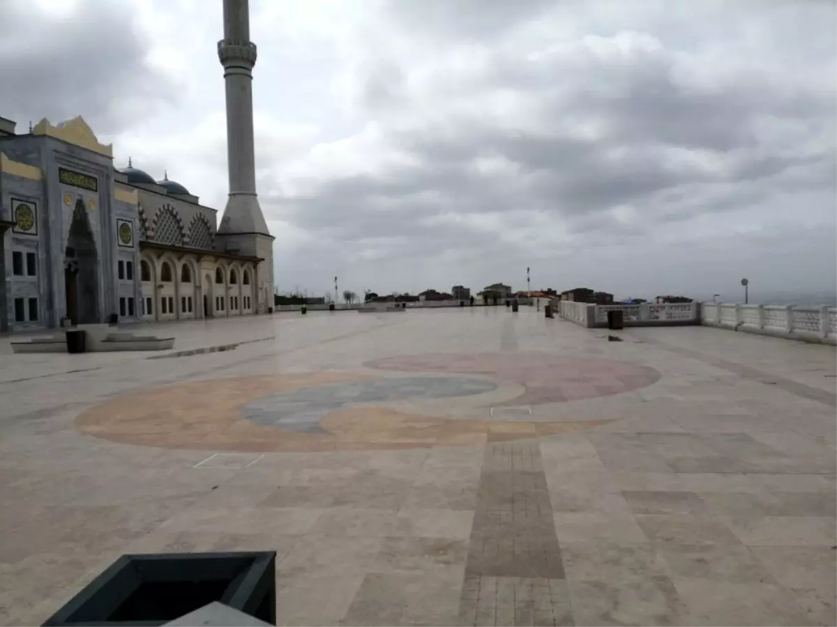 Çamlıca Camii korona virüs tedbirleri sebebiyle bu Cuma namazında da boş kaldı