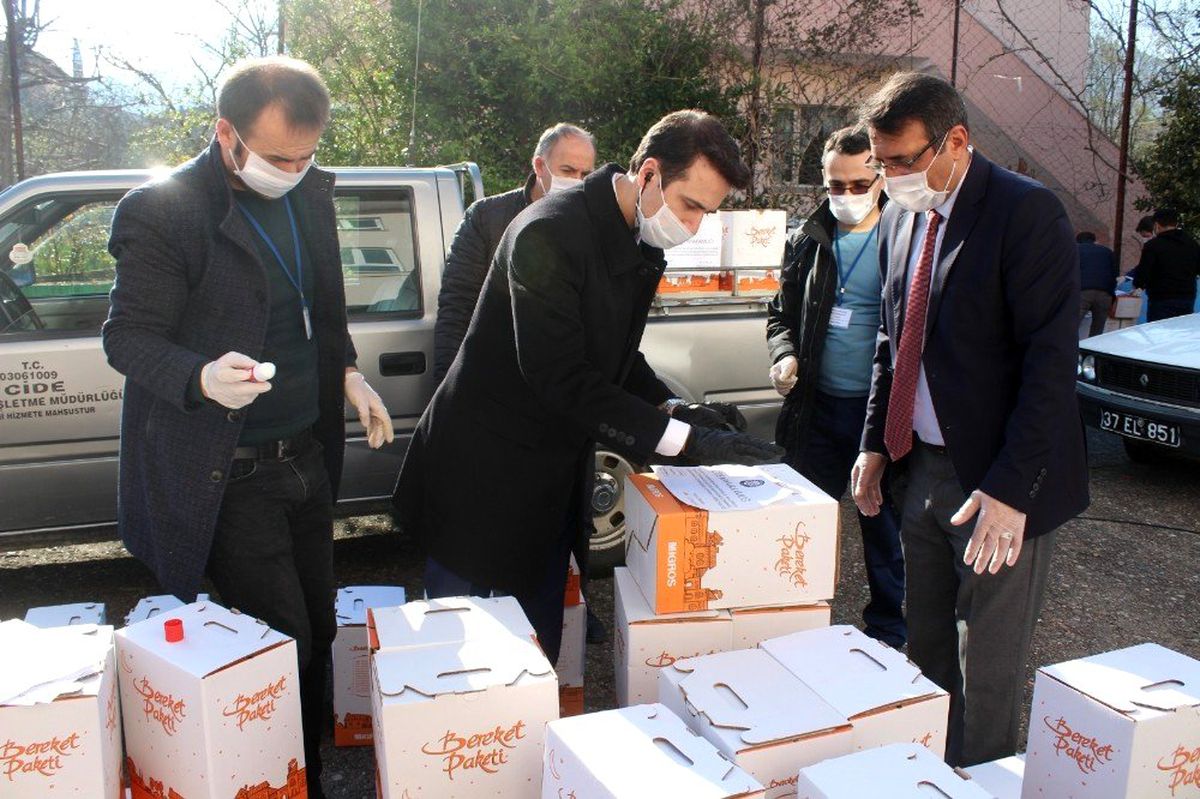 Cide\'de \'Vefalılar Grubu\' tarafından yardım kolileri dağıtılmaya başlandı