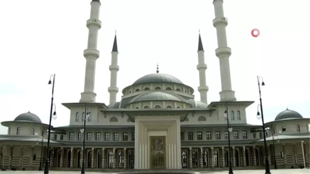 Diyanet İşleri Başkanı Ali Erbaş, Beştepe Millet Camii\'nde korona virüs tedbirleri kapsamında cuma...