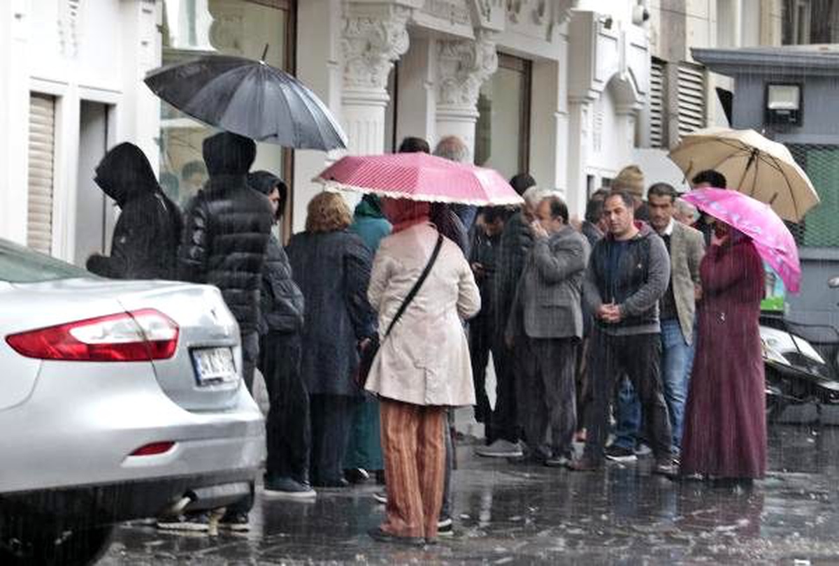 Diyarbakırlılar yağmura ve \'evde kal\' çağrılarına rağmen sokaklara çıktı