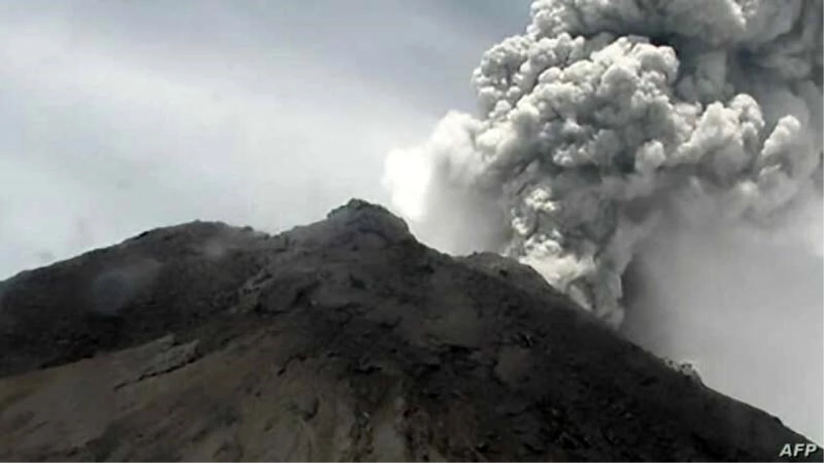 Endonezya\'da yanardağ patlaması: Merapi Volkanı 5 km yükseğe kül püskürttü