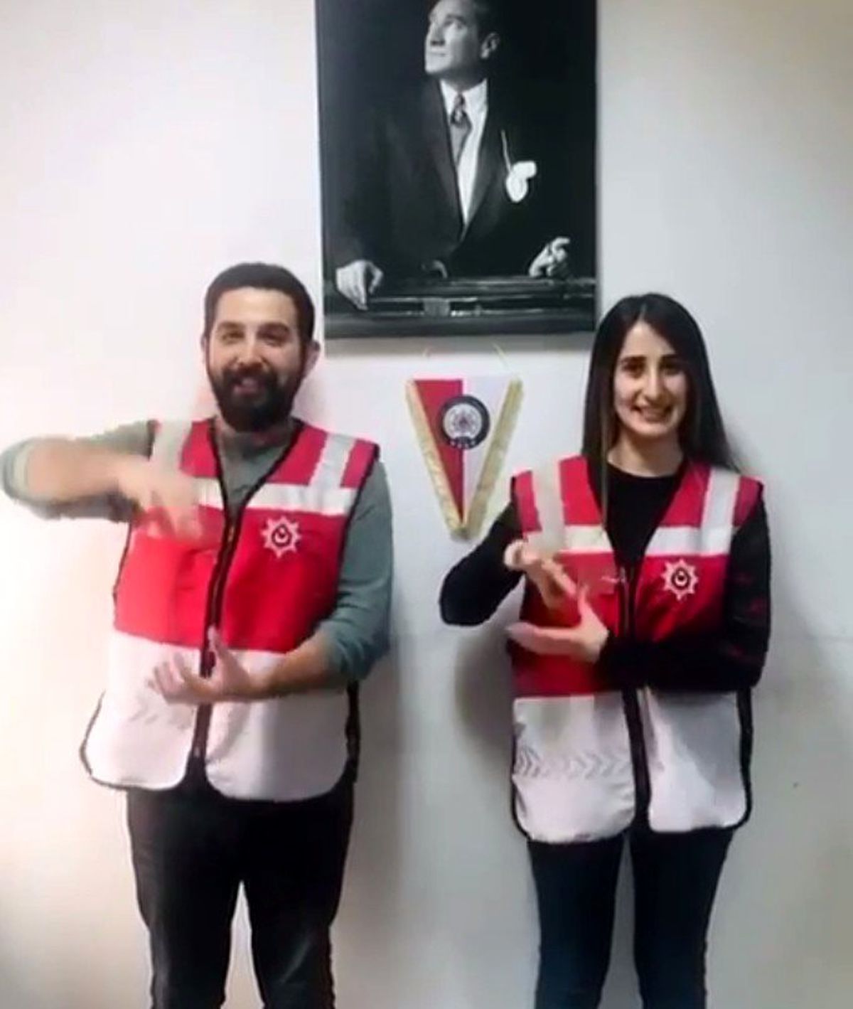 "Evde kalın" çağrısını işaret diliyle yaptılar