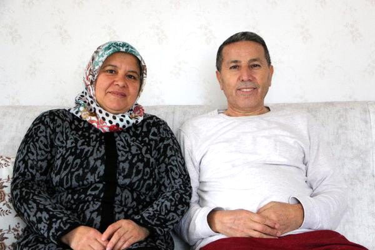 Evde kanaryasıyla vakit geçiyor