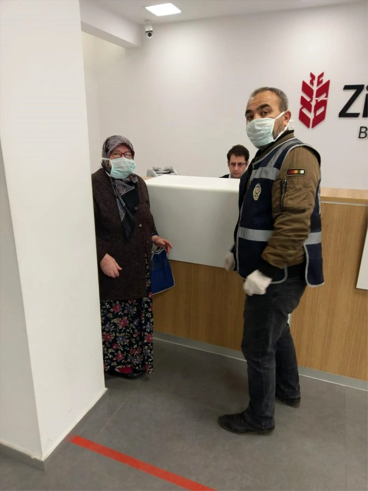 Fatma teyze, polis yardımıyla bankadan maaşını aldı