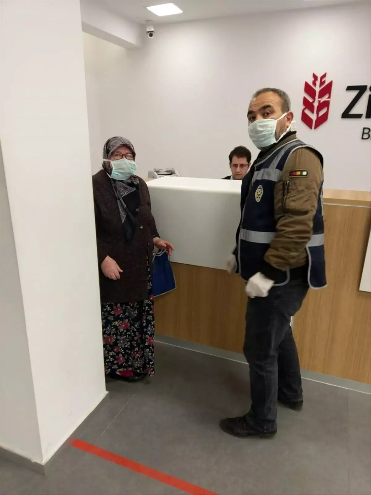 Fatma teyze, polis yardımıyla bankadan maaşını aldı