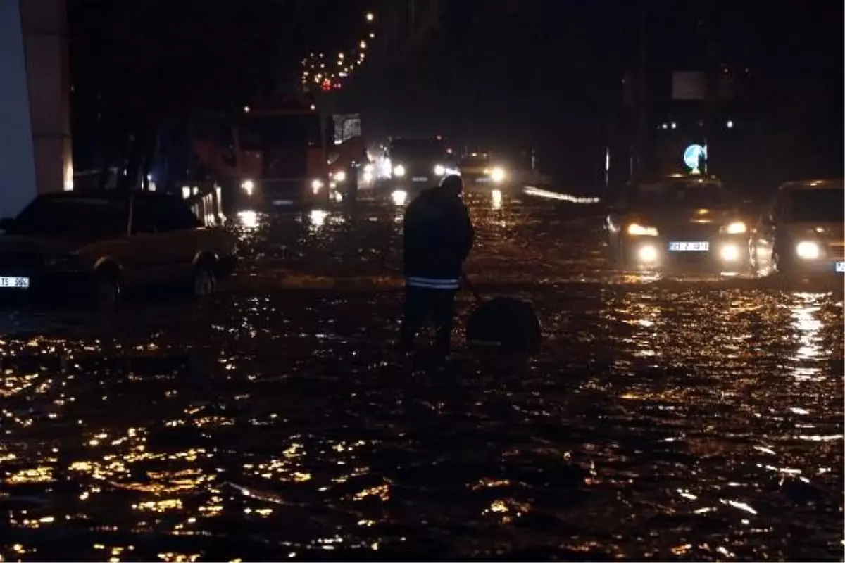 Gaziantep\'te sağanak nedeniyle araçlar suya gömüldü