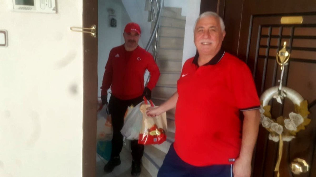 Güreş Federasyonu 65 yaş üstü güreşçilerin yanında