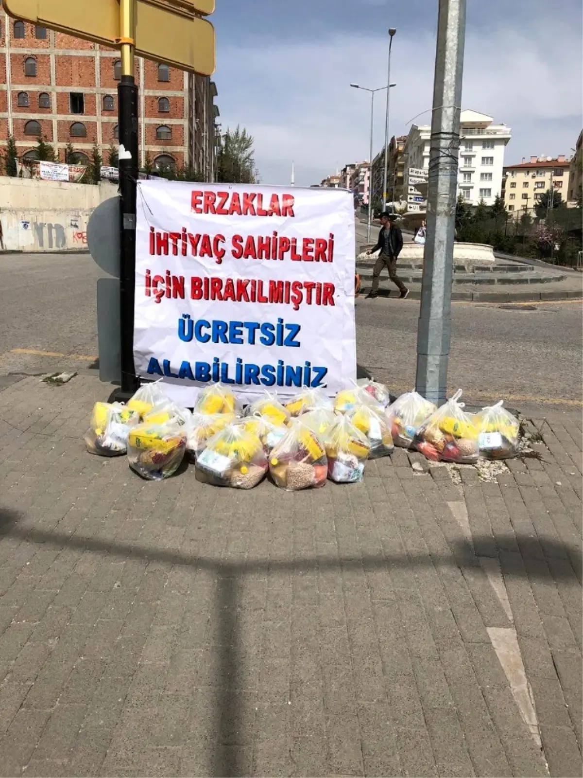 Hayırsever ihtiyaç sahipleri için 9 noktaya 500 adet yardım paketi bıraktı