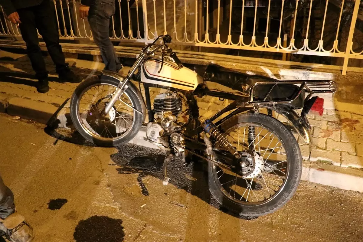 Isparta\'da motosikletin kamyonetle çarpışması sonucu 3 kişi yaralandı