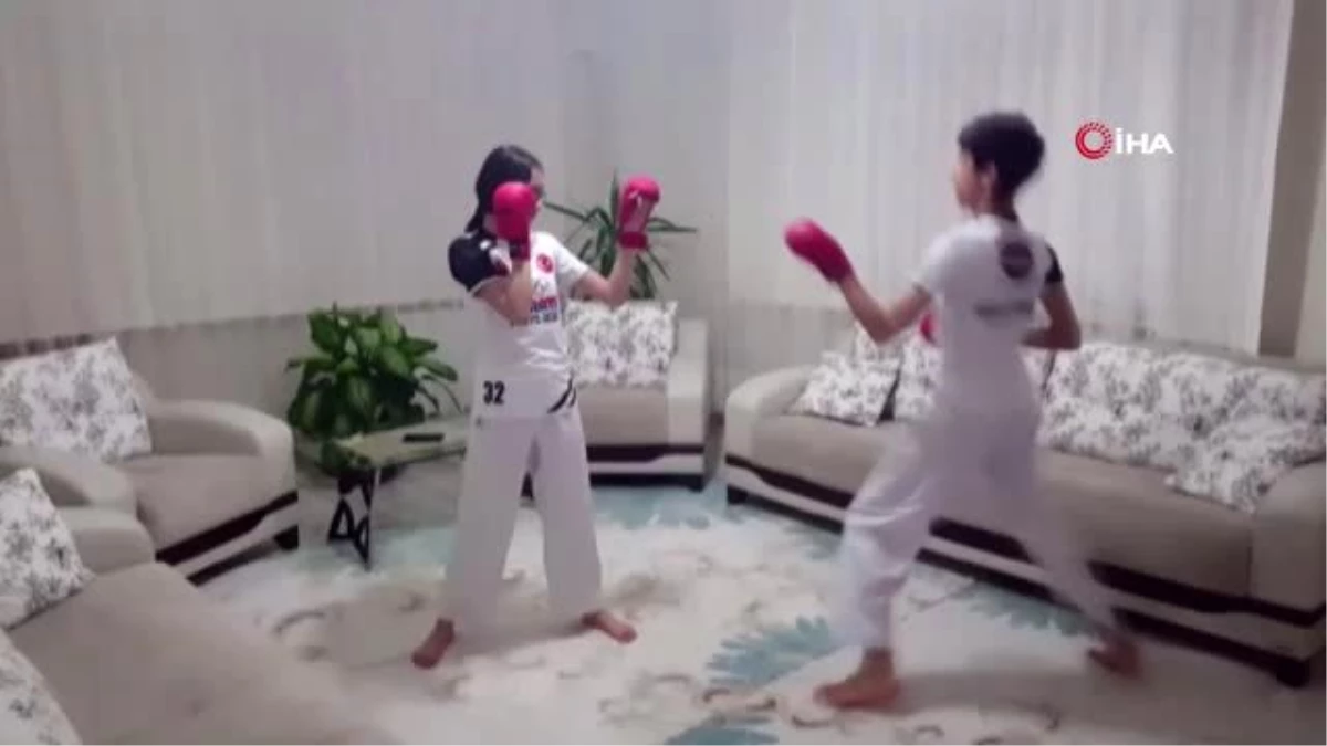 Ispartalı karateciler antrenmaları eve sığdırdı