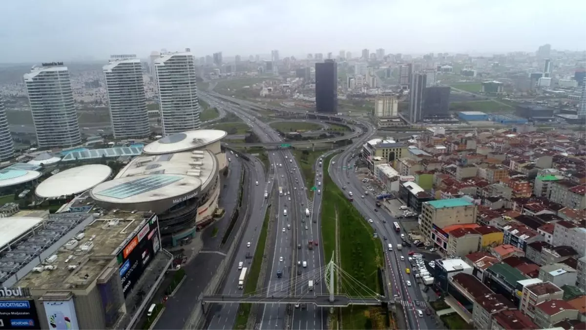 İstanbul\'da trafiğin en yoğun olduğu cuma güne yollar boş kaldı