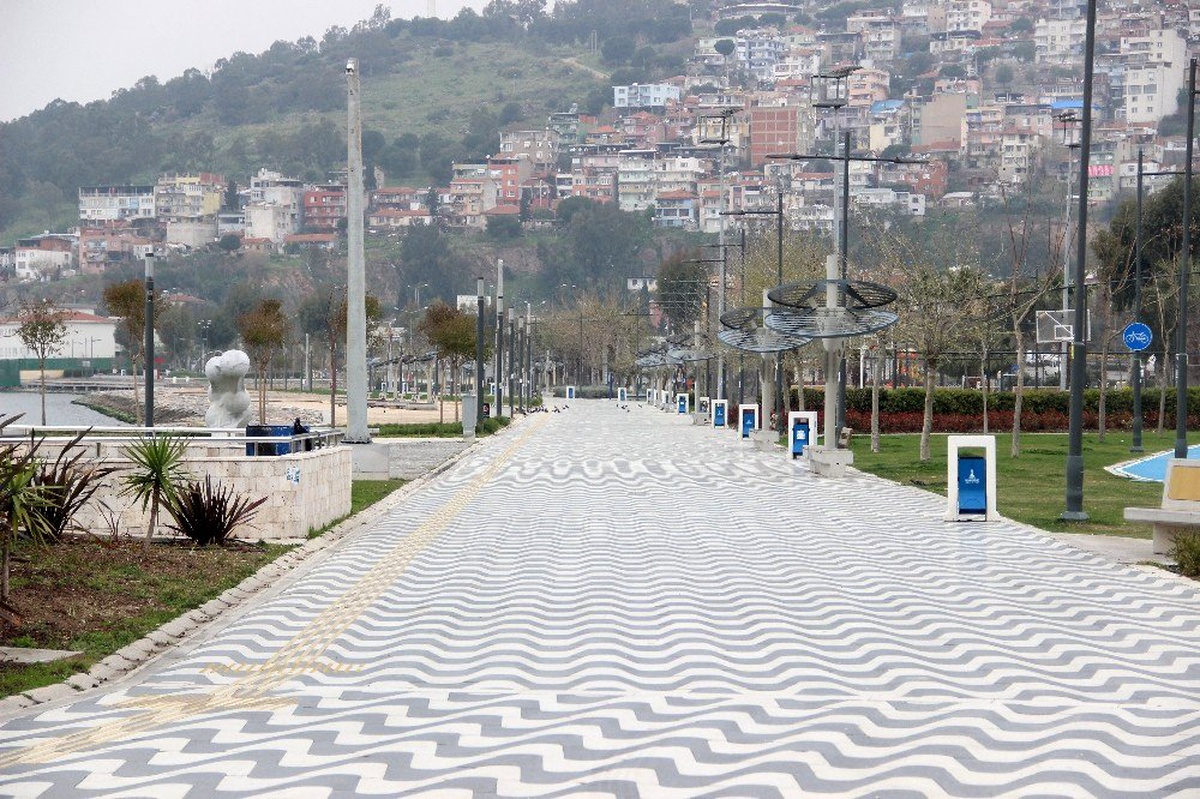 İzmir\'de sahil ve pazar yerleri boş kaldı