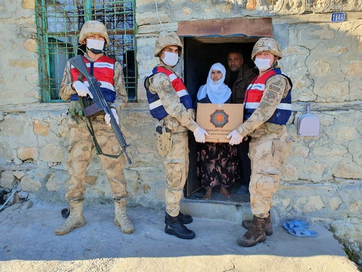 Jandarma ekipleri yaşlıların yardımına koştu