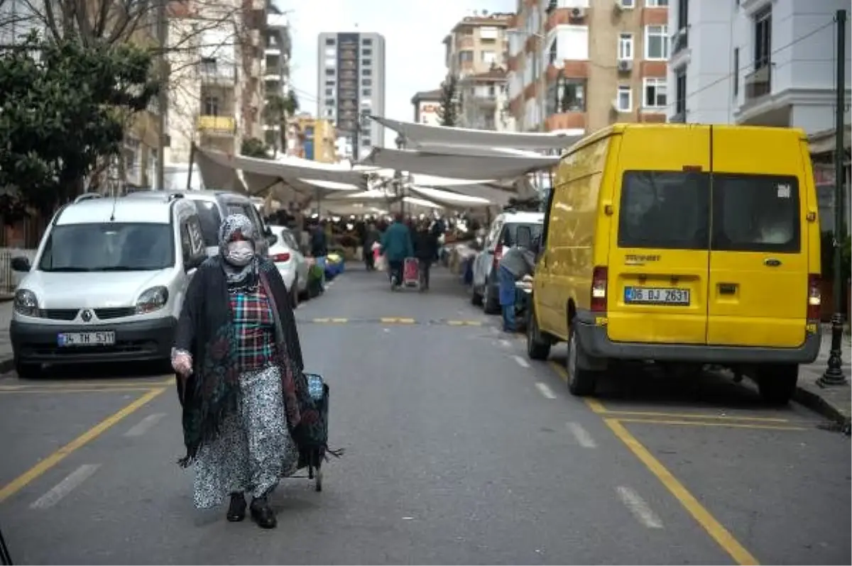 Kadıköy\'de giyim kuşam tezgahları kurulmadı, pazar alanı boş kaldı