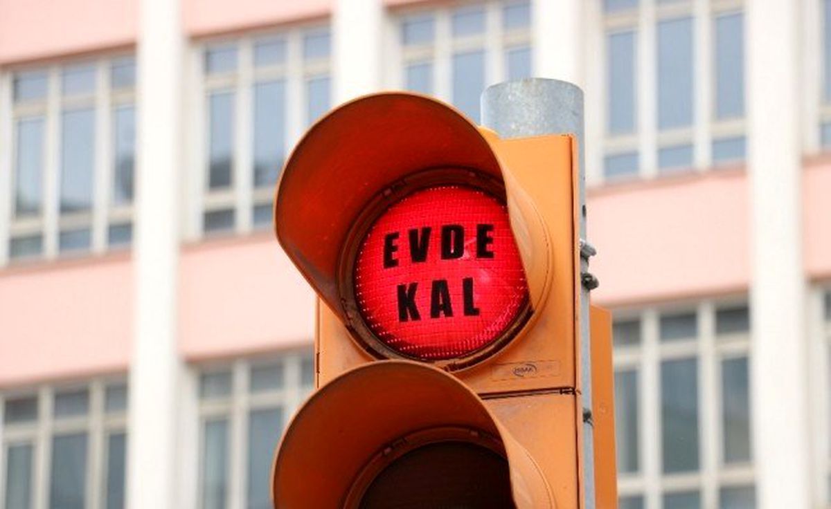 Kırmızı ışıkta \'evde kal\' yeşil ışıkta \'eve git\' çağrısı