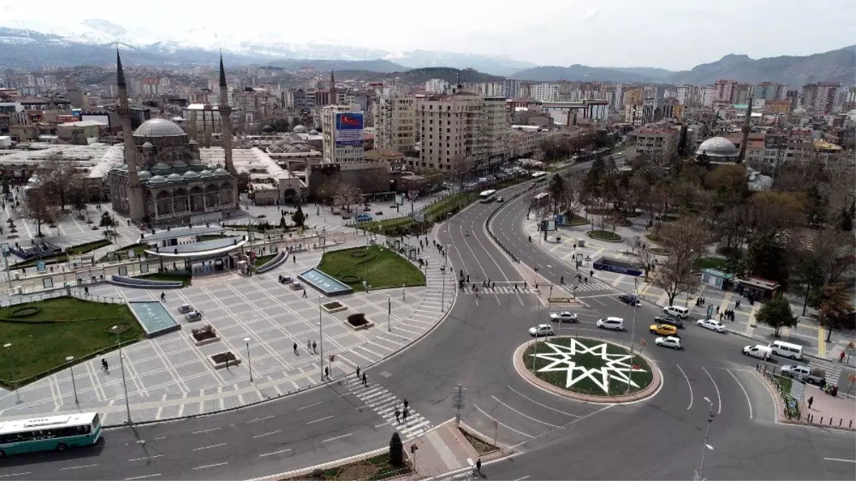 Korona virüs nedeniyle meydanlar boş kaldı