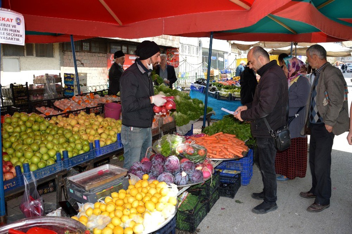 Koronavirüsü gölgesinde pazar alışverişi yaptılar