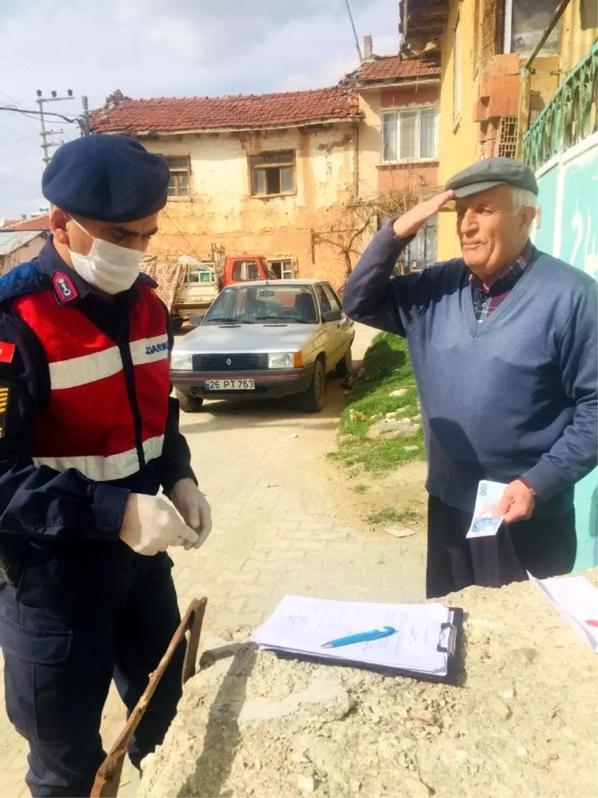 Maaşını alan Kadir amca memnuniyetini asker selamıyla gösterdi