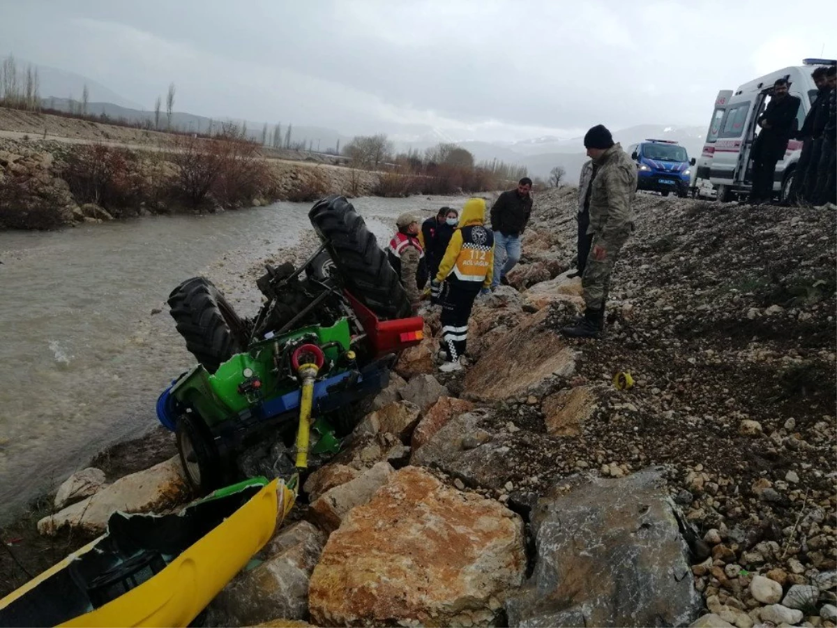 Malatyada traktör şarampole devrildi