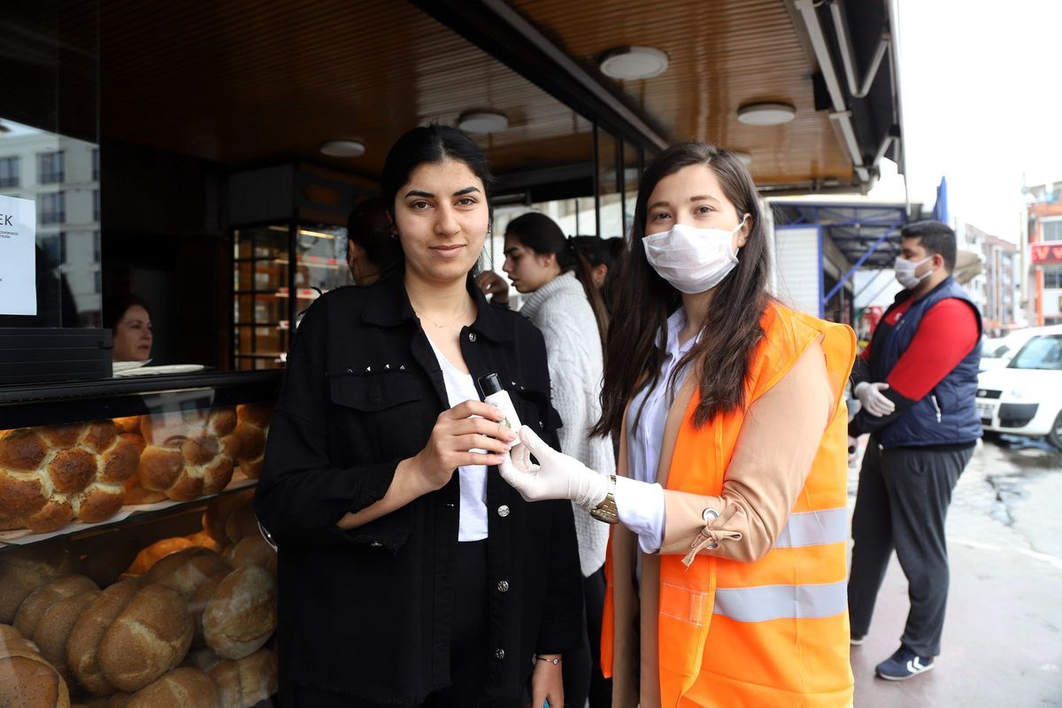 Menderes\'te el dezenfektanı dağıtıldı