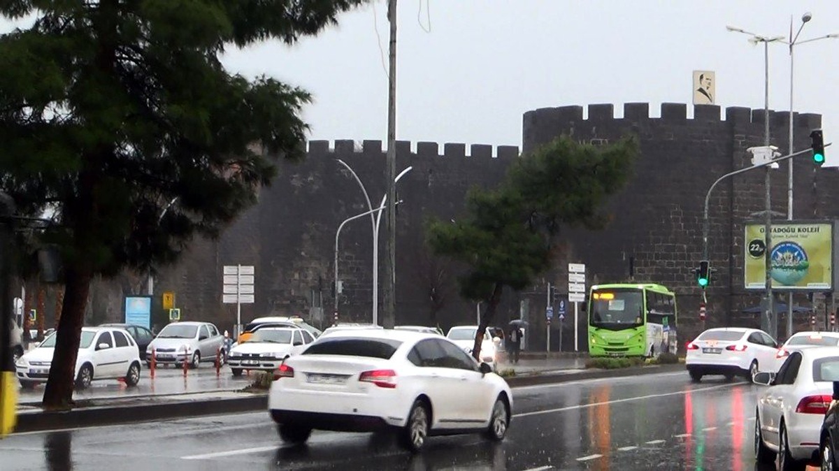Meteorolojinin uyarısı sonrası Diyarbakır\'da sağanak yağış başladı