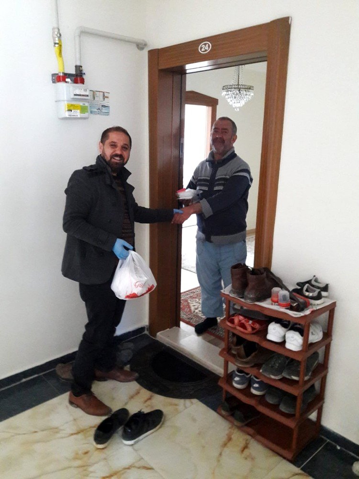Muhtardan mahalle sakinlerine maske ve ıslak mendil jesti